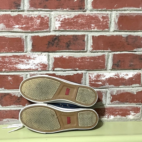 EUC. Levi’s denim look sneakers. Men’s size 8.5. - Picture 7 of 8